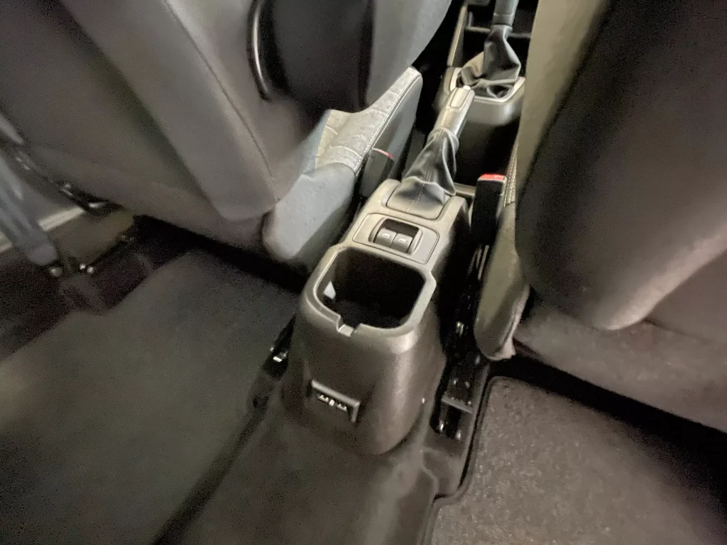 comandos dos vidros elétricos traseiros e entradas USB do Citroën Basalt Feel 1.0 Firefly 2025