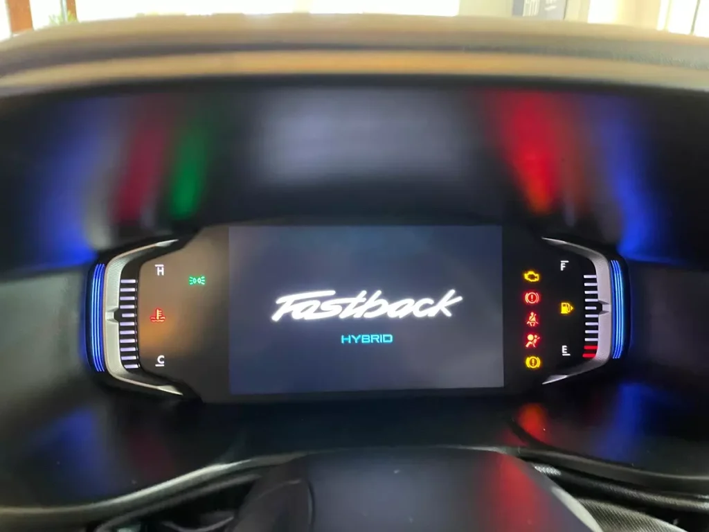 quadro de instrumentos do Fiat Fastback T200 Hybrid Impetus 2025