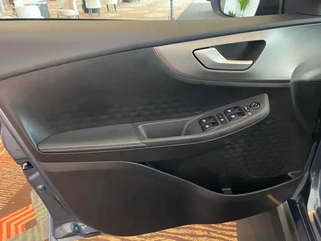 forro de porta dianteiro esquerdo do Fiat Fastback T200 Hybrid Impetus 2025