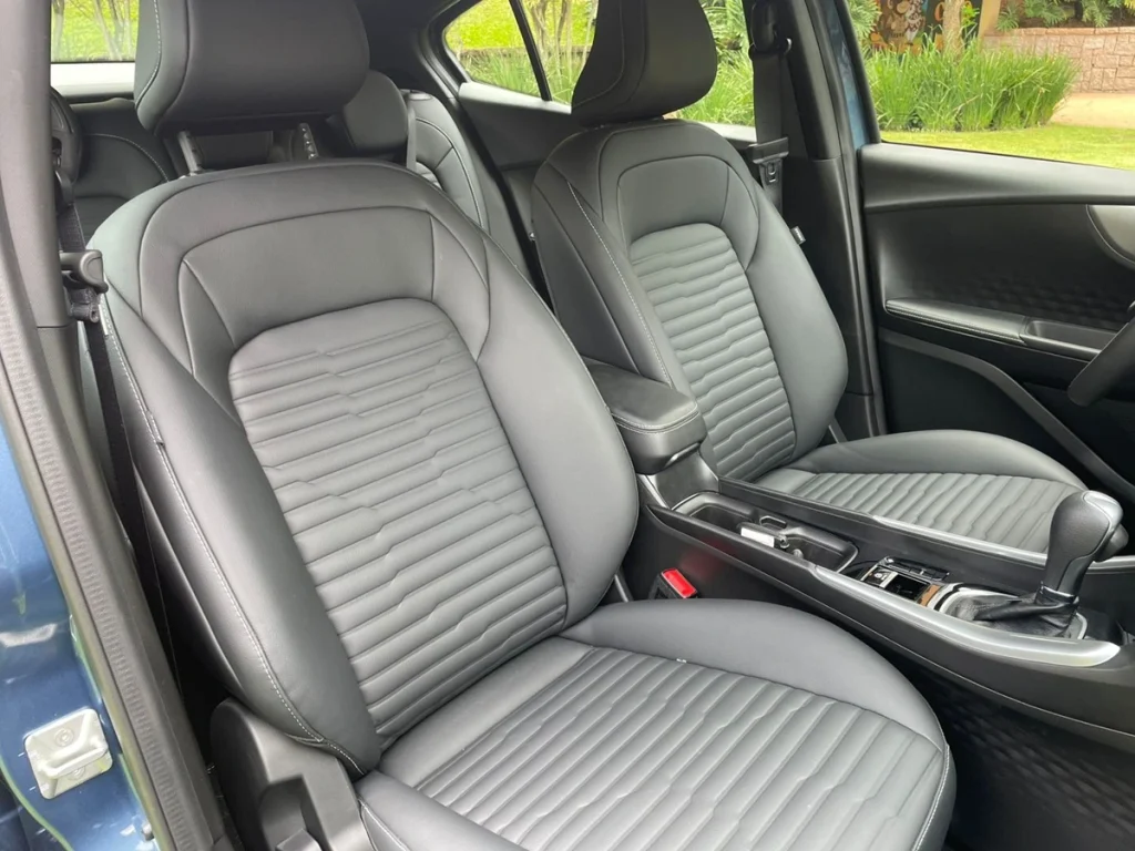 Bancos dianteiros do Fiat Fastback T200 Hybrid Impetus 2025
