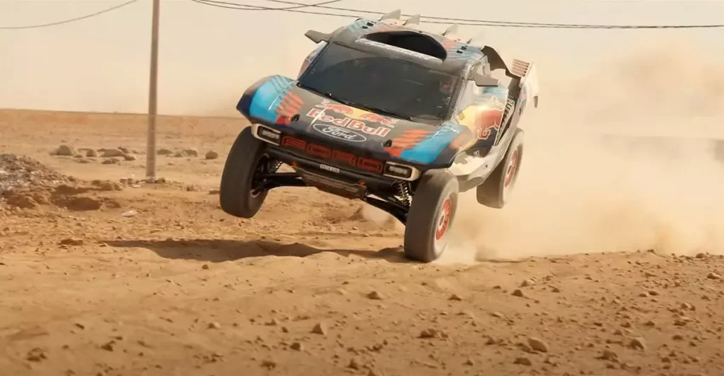  No quarto vídeo da série, a picape Ford Raptor T1+ enfrenta sua primeira competição, o Rally do Marrocos