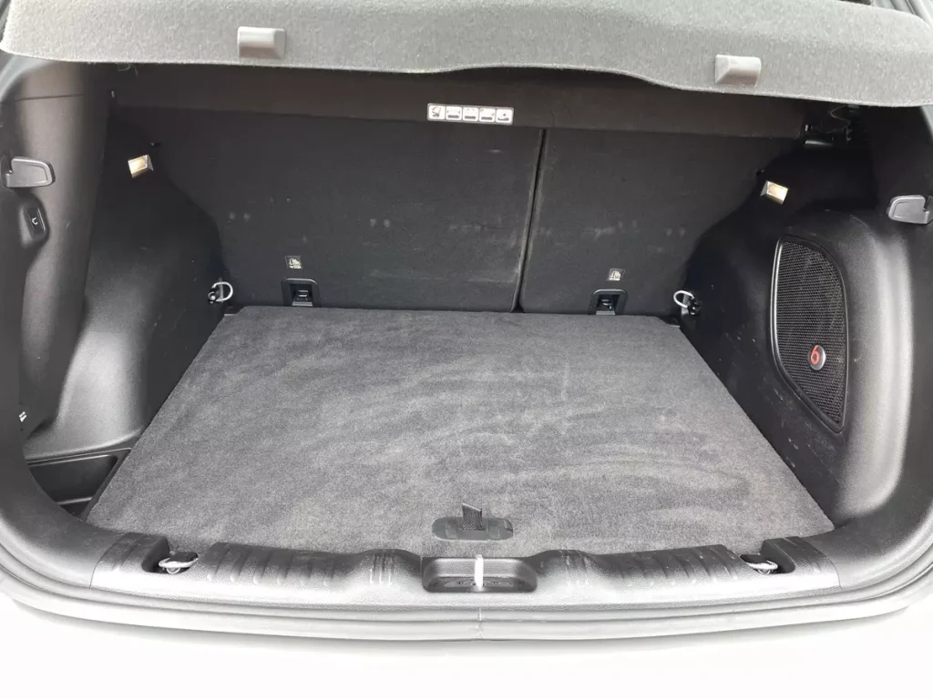 porta-malas do Jeep Compass BlackHawk 2025