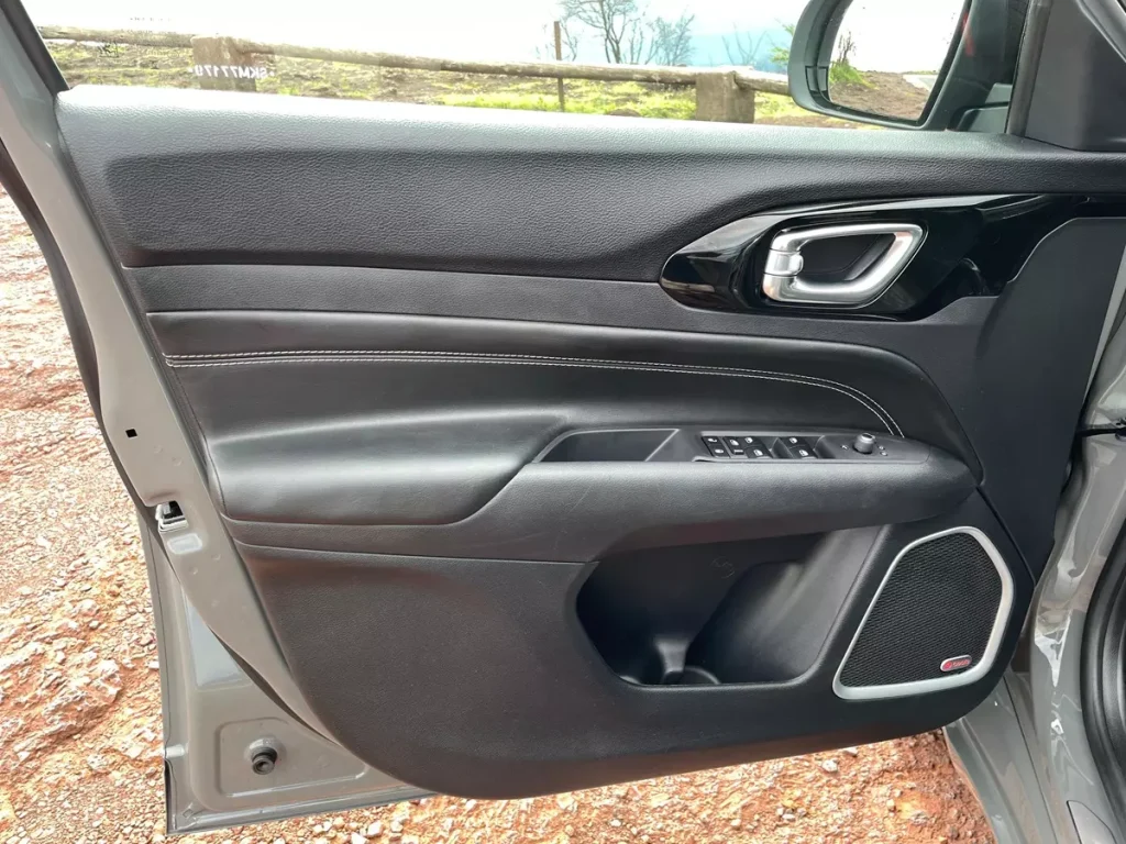 Forro de porta dianteiro esquerdo do Jeep Compass BlackHawk 2025