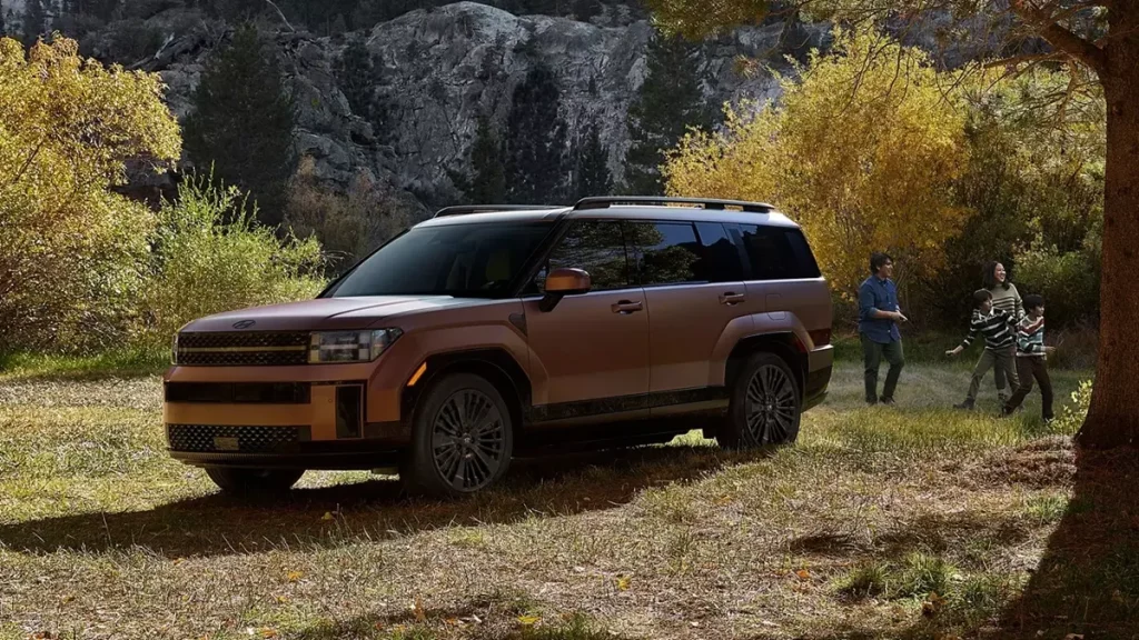 Novo Hyundai Santa Fe 2025  de frente na cor marrom 