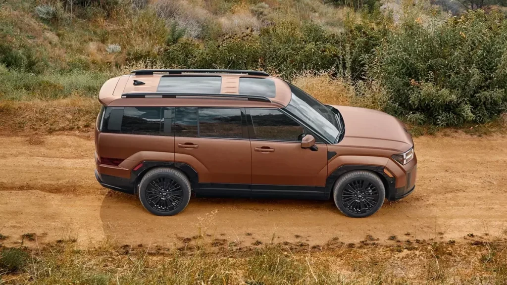 Novo Hyundai Santa Fe 2025  de lado na cor marrom 