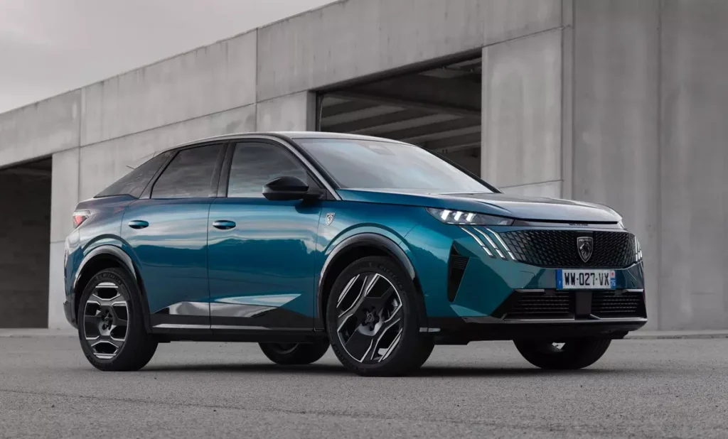 Peugeot e-3008 GT 2025 de frente na cor azul