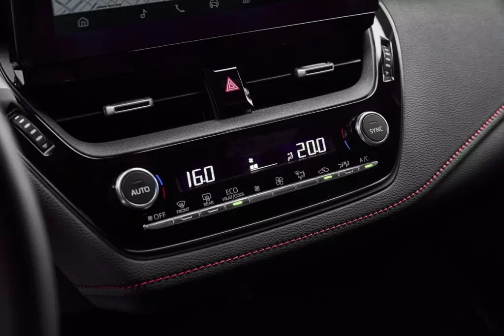 Comandos do ar-condicionado digital do Novo Toyota Corolla GR-Sport 2025