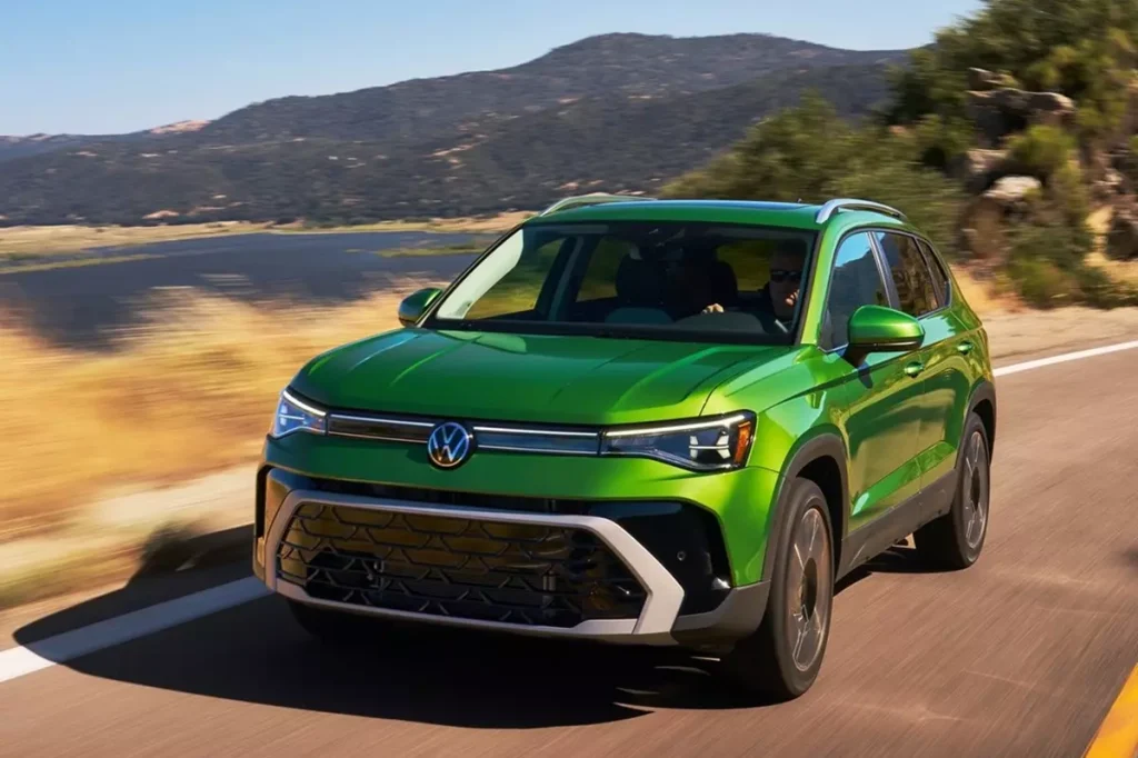 Novo VW Taos 2026 de frente na cor verde