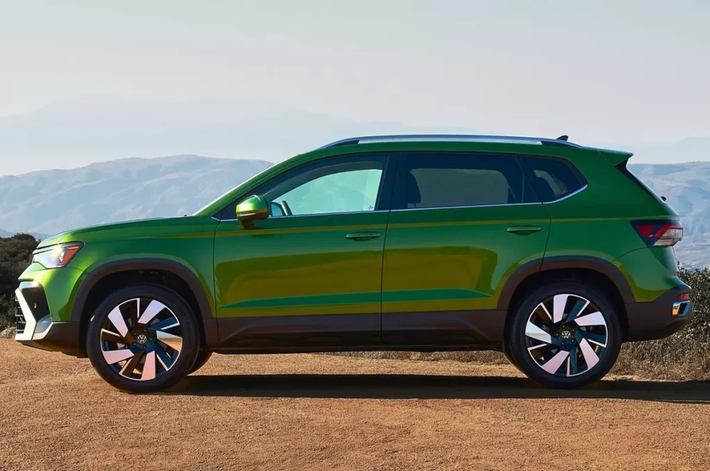 Novo VW Taos 2026 de lado na cor verde