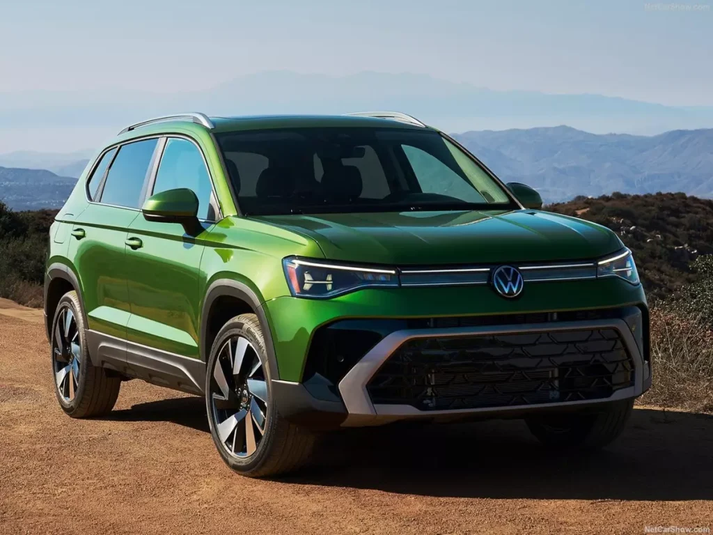 Novo VW Taos 2026 de frente na cor verde