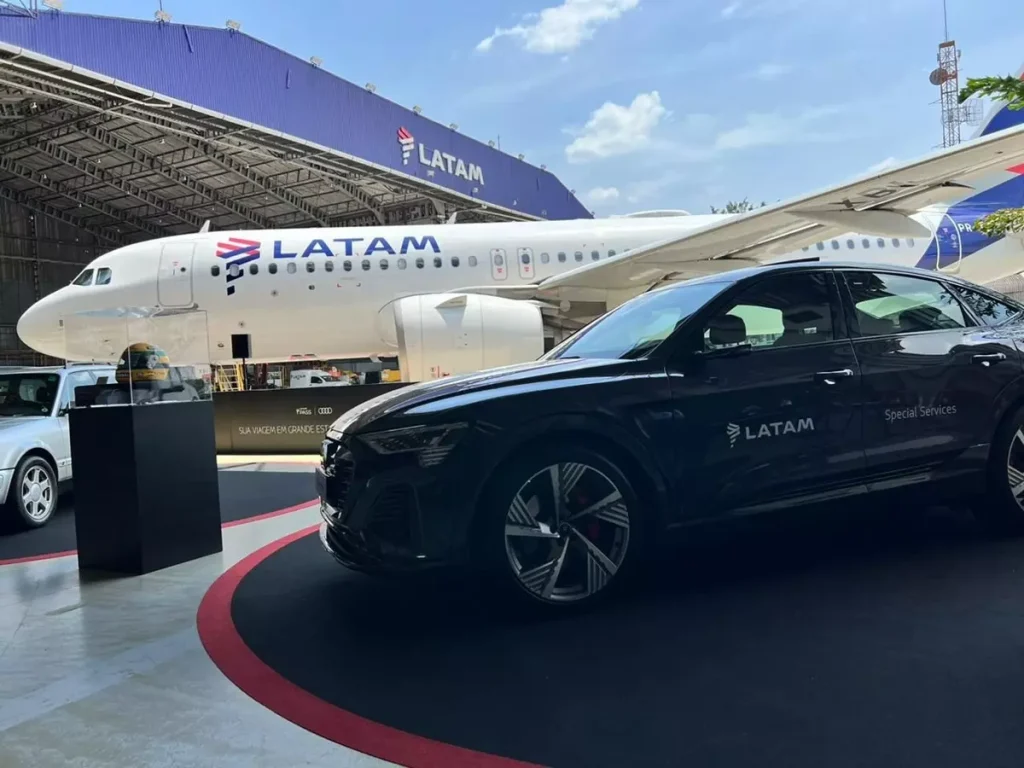Clientes LATAM Pass Black Signature contam com o Embarque Premium em veículos Audi Q8 e-tron nos portões remotos do aeroporto paulista