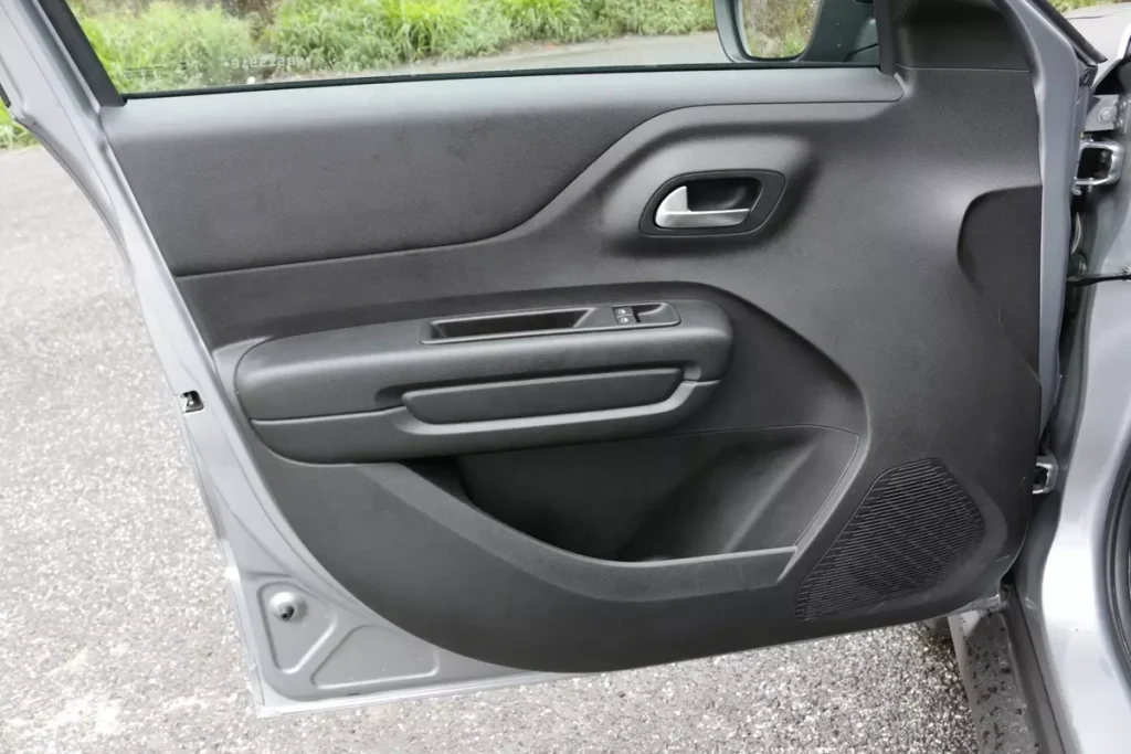 forro de porta dianteiro esquerdo do Citroën C3 Aircross Shine7 2024