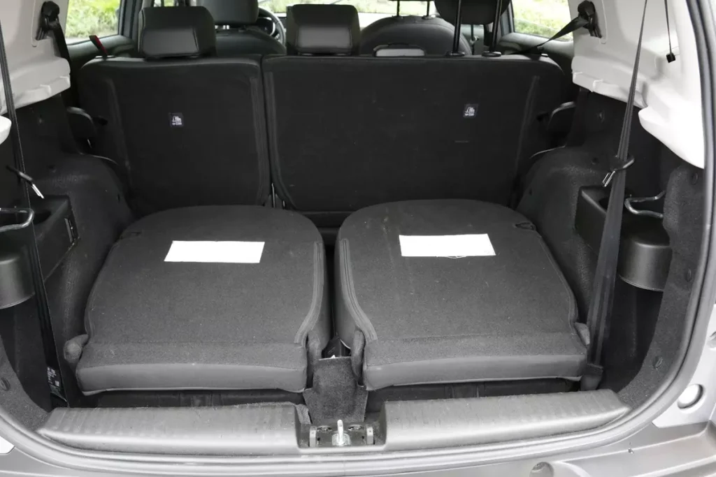 terceira fileira de bancos com eles rebatidos do Citroën C3 Aircross Shine7 2024