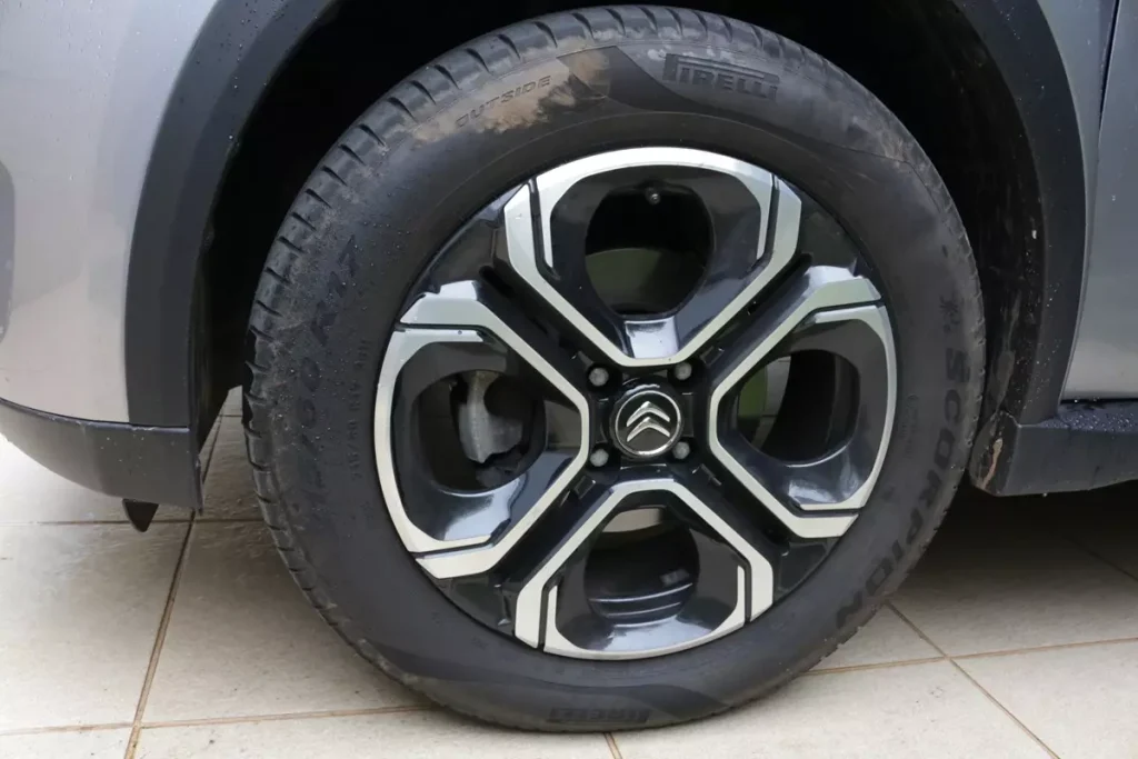 roda de 17 polegadas do Citroën C3 Aircross Shine 7 2024