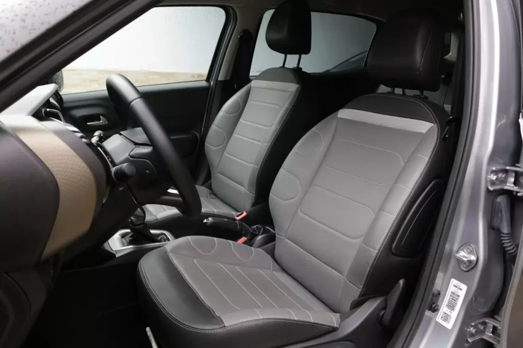 bancos dianteiros do Citroën C3 Aircross Shine7 2024