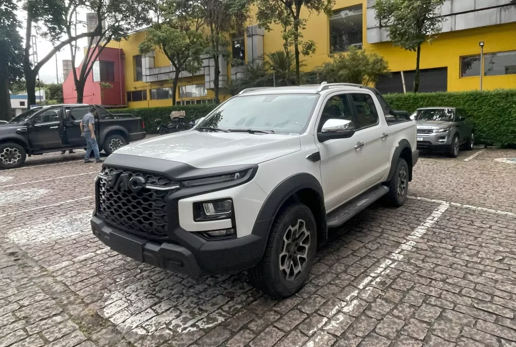 JAC Hunter 2.0 Turbodiesel 4x4 AT de frente na cor branca
