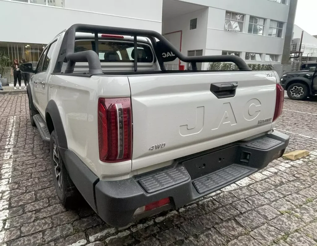 JAC Hunter 2.0 Turbodiesel 4x4 AT de traseira na cor branca
