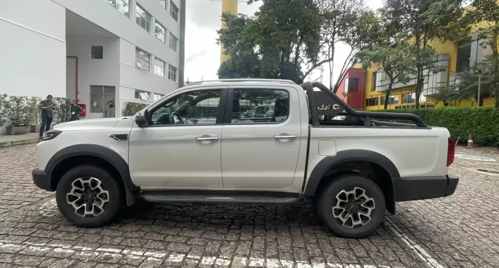 JAC Hunter 2.0 Turbodiesel 4x4 AT de lado na cor branca
