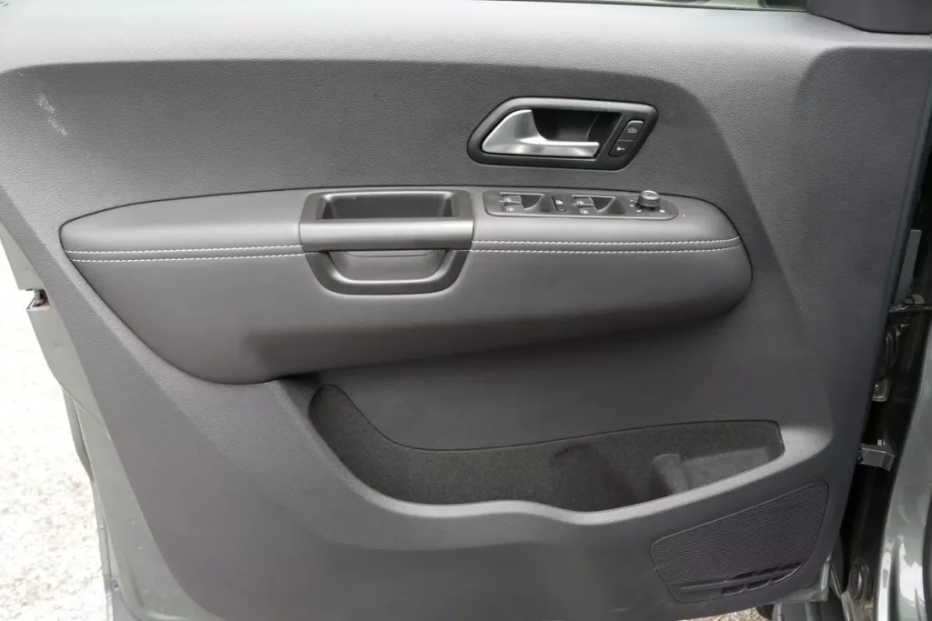 forro de porta dianteiro esquerdo da VW Amarok Highline 2025