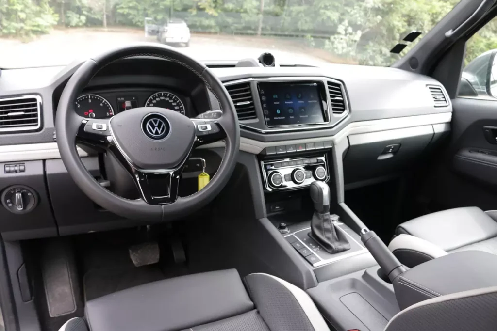 painel da VW Amarok Highline 2025