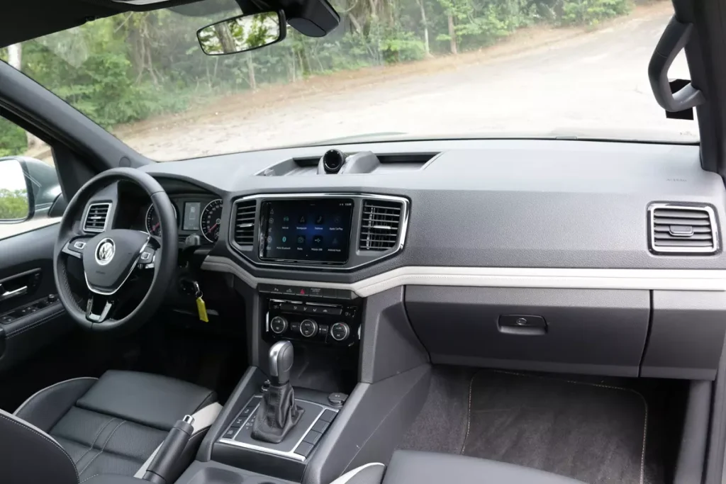 painel da VW Amarok Highline 2025