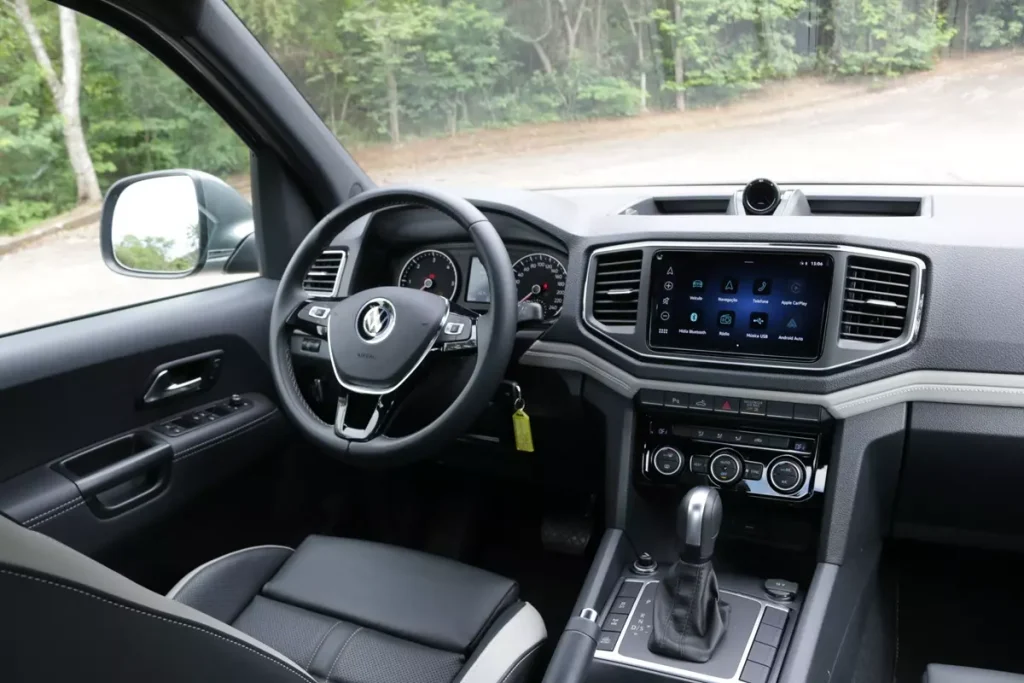 painel da VW Amarok Highline 2025