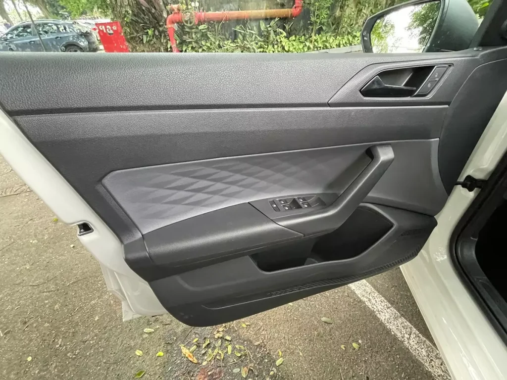 forro de porta dianteiro esquerdo do VW Virtus Sense 2025