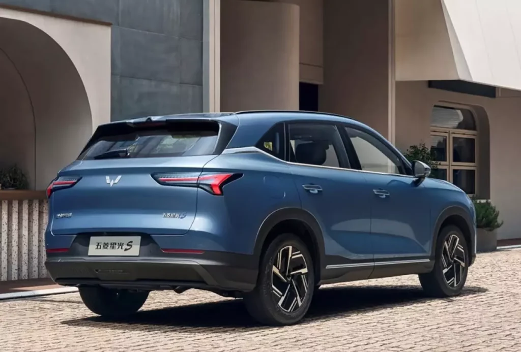 Wuling Starlight S de traseira na cor azul