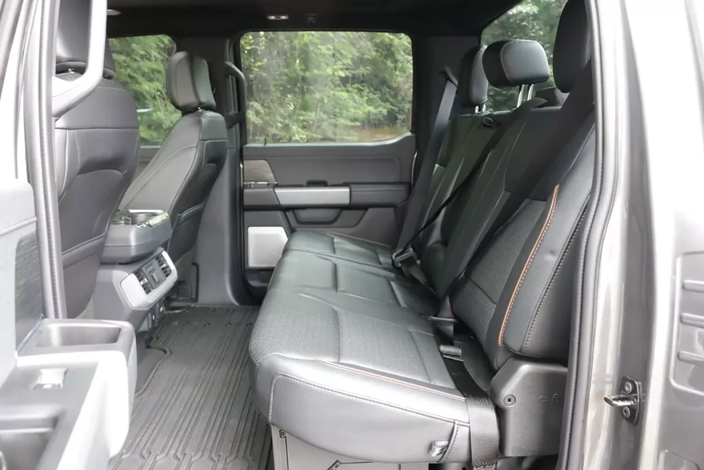 banco traseiro da Ford F-150 Lariat 2024