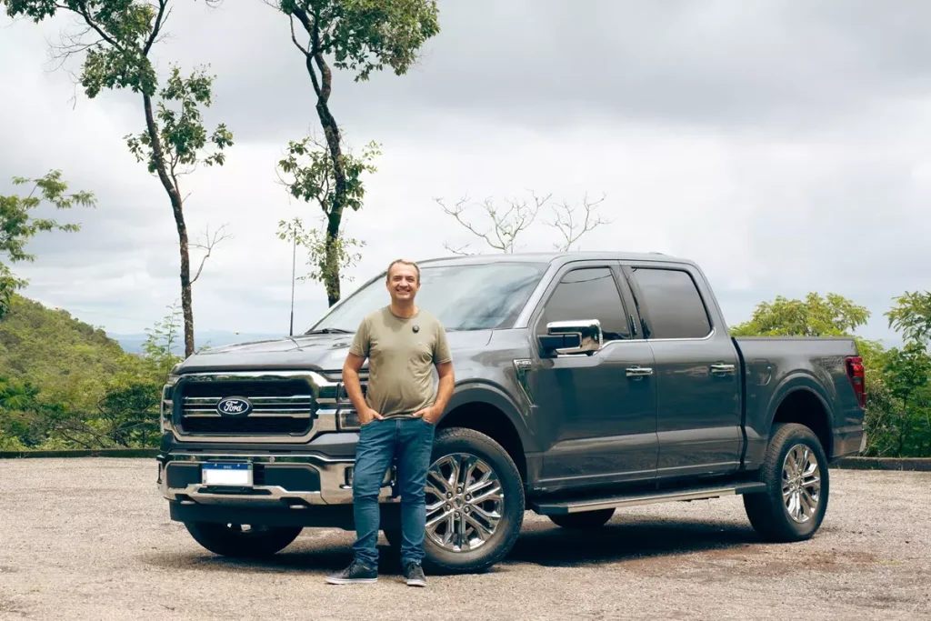 Ford F-150 Lariat 2024 de frente na cor Cinza Torres e Marlos Ney Vidal