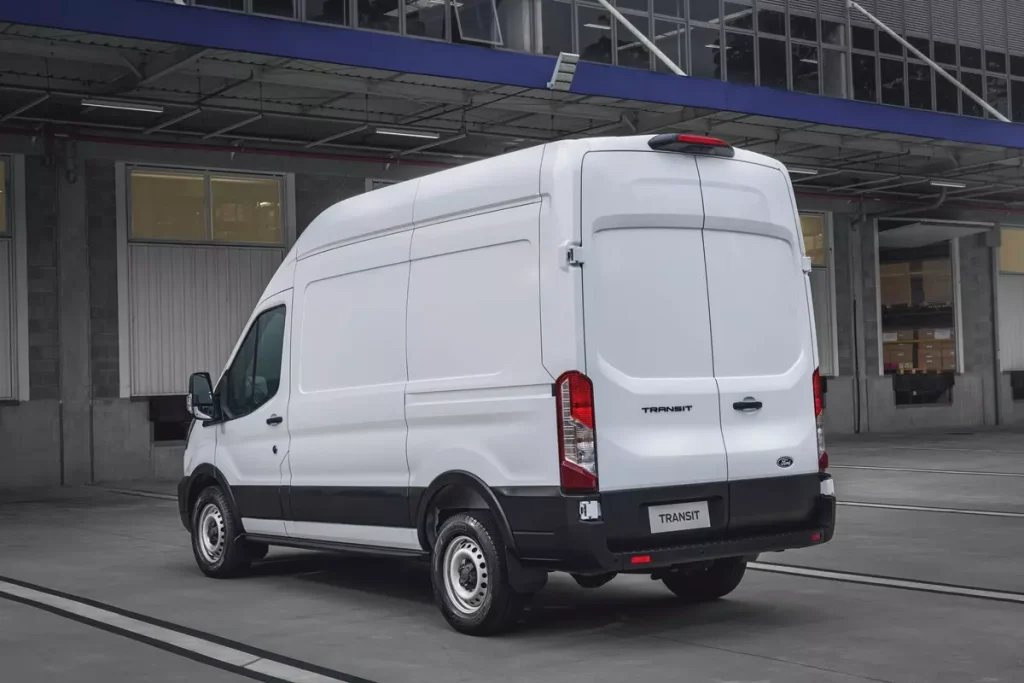 Ford Transit Furgão 2026 de traseira na cor branca