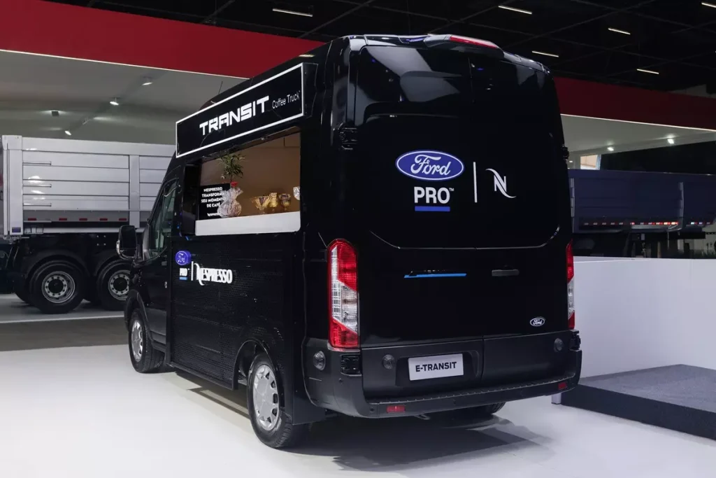 Ford Transit Nespresso 2025 de traseira na cor preta