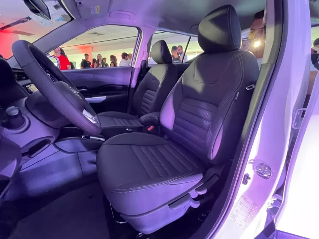 bancos dianteiros do Novo Nissan Kicks Play Advance 2025 