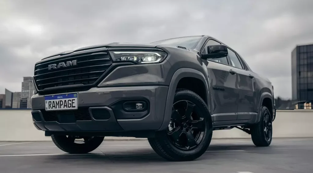 O pacote Night Edition para a versão Laramie 2.2 Turbodiesel chega às concessionárias com preço público sugerido de R$ 5.000,00 e está disponível com todas as cores externas