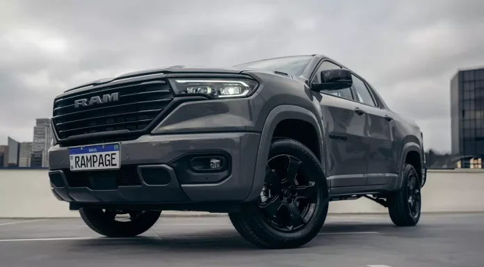 O pacote Night Edition para a versão Laramie 2.2 Turbodiesel chega às concessionárias com preço público sugerido de R$ 5.000,00 e está disponível com todas as cores externas