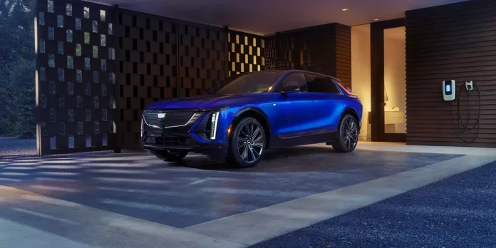 Cadillac Lyriq de frente na cor azul
