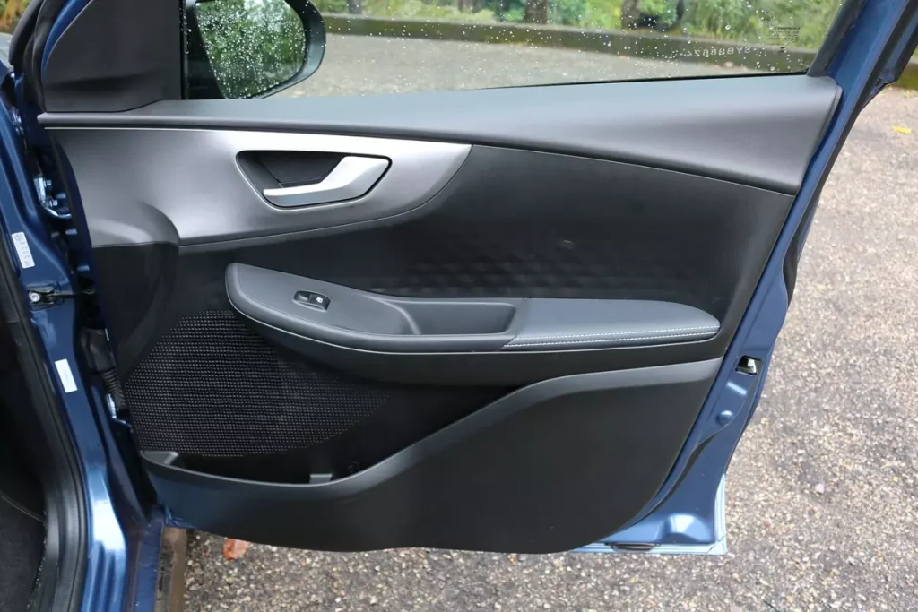 forro de porta dianteiro direito do Fiat Fastback Impetus T200 Hybrid 2025