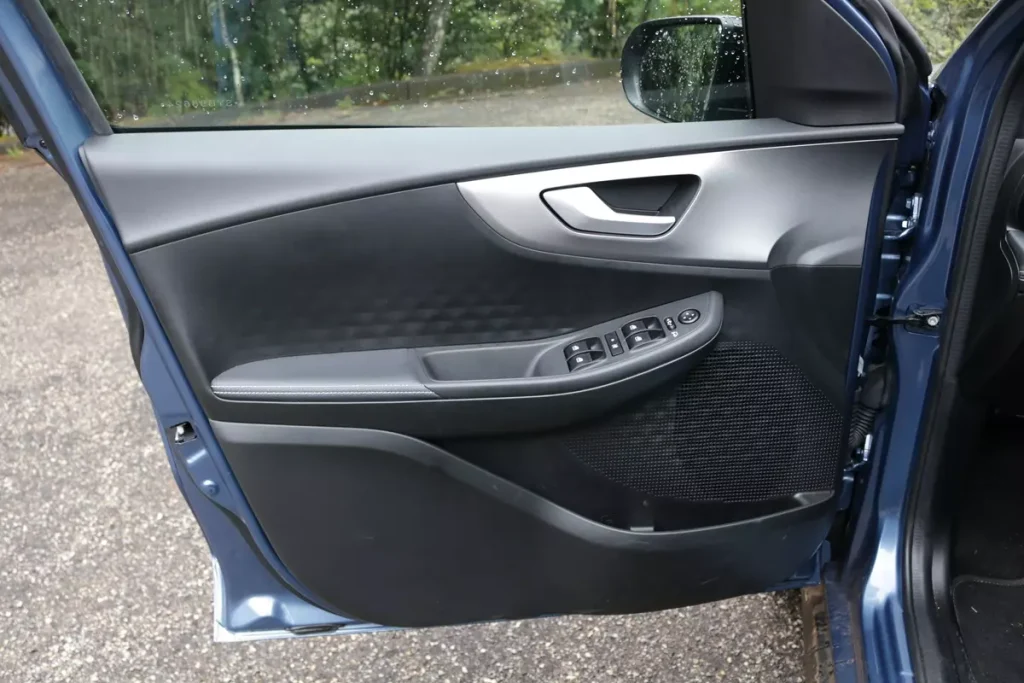 forro de porta dianteiro esquerdo do Fiat Fastback Impetus T200 Hybrid 2025