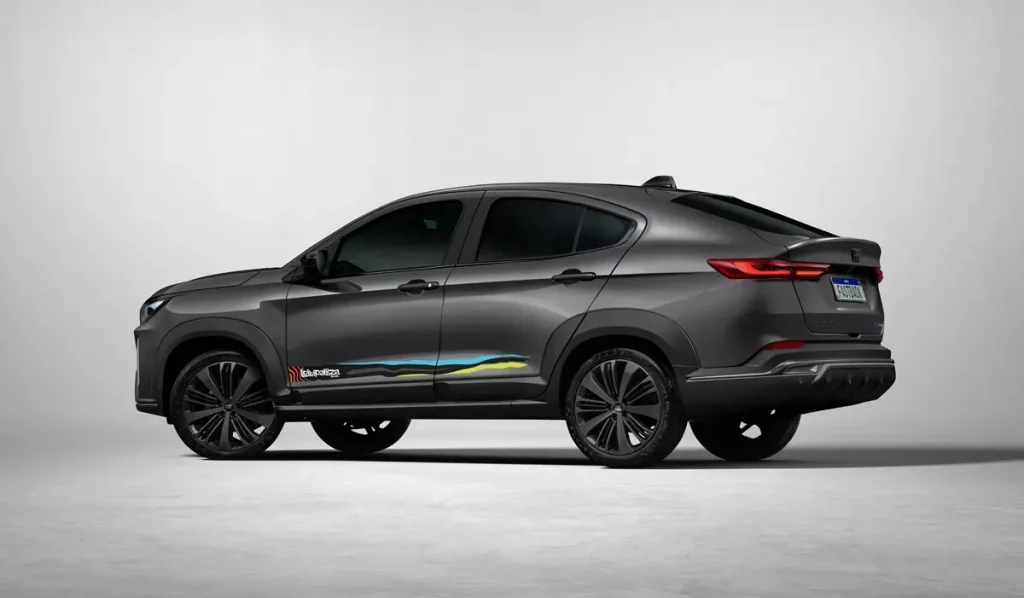 Fiat Fastback T200 Hybrid Lollapalooza de traseira na cor cinza Silverstone