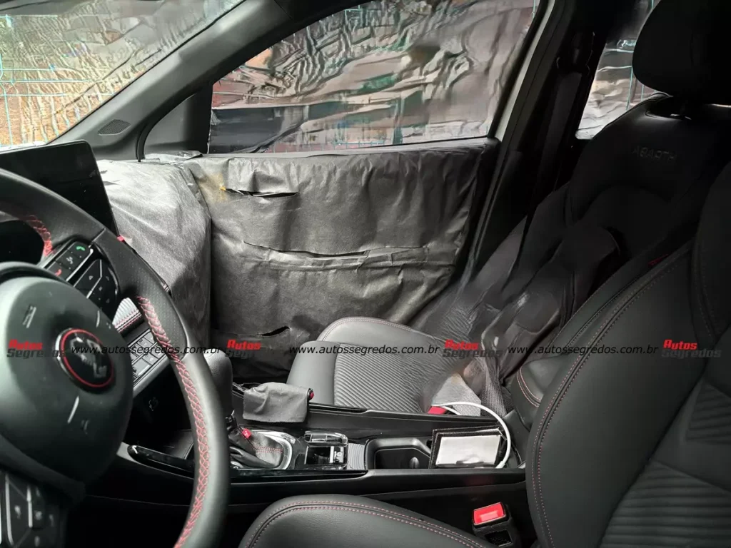 flagra do interior do Fiat Pulse Abarth 2026 Turbo 270