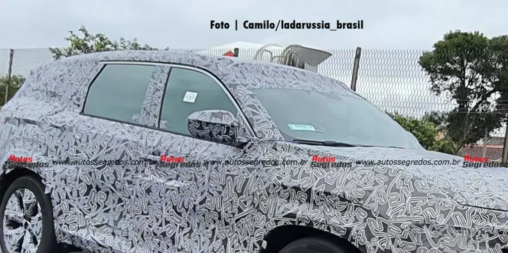 Camuflagem esconde teto solar do Novo Renault Boreal 2026 de frente