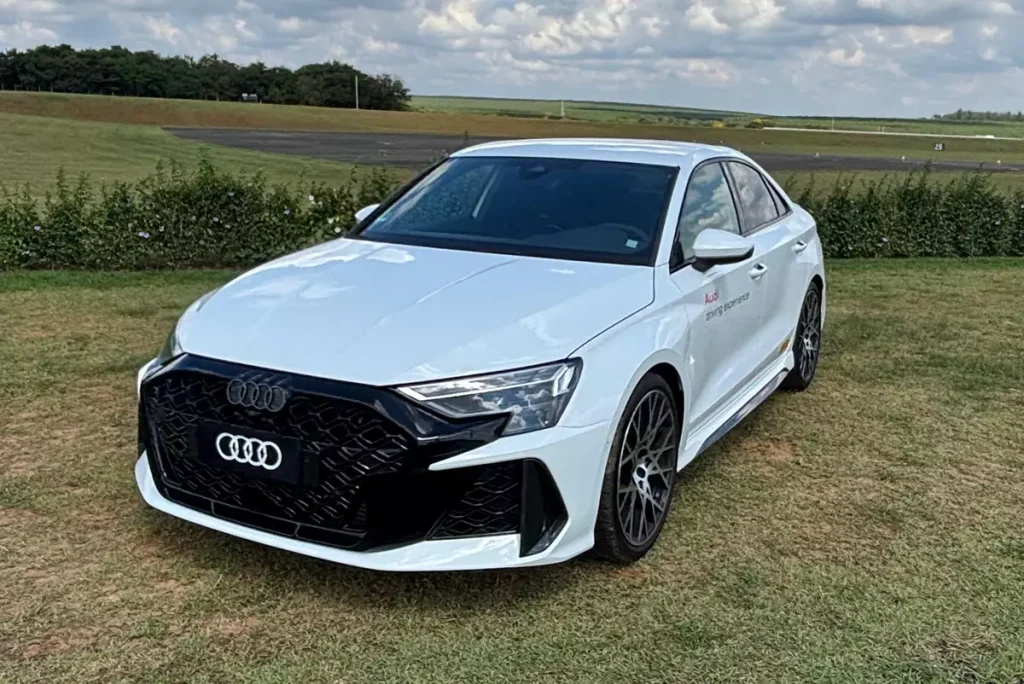 Novo Audi RS3 Sedan Track de frente na cor branca