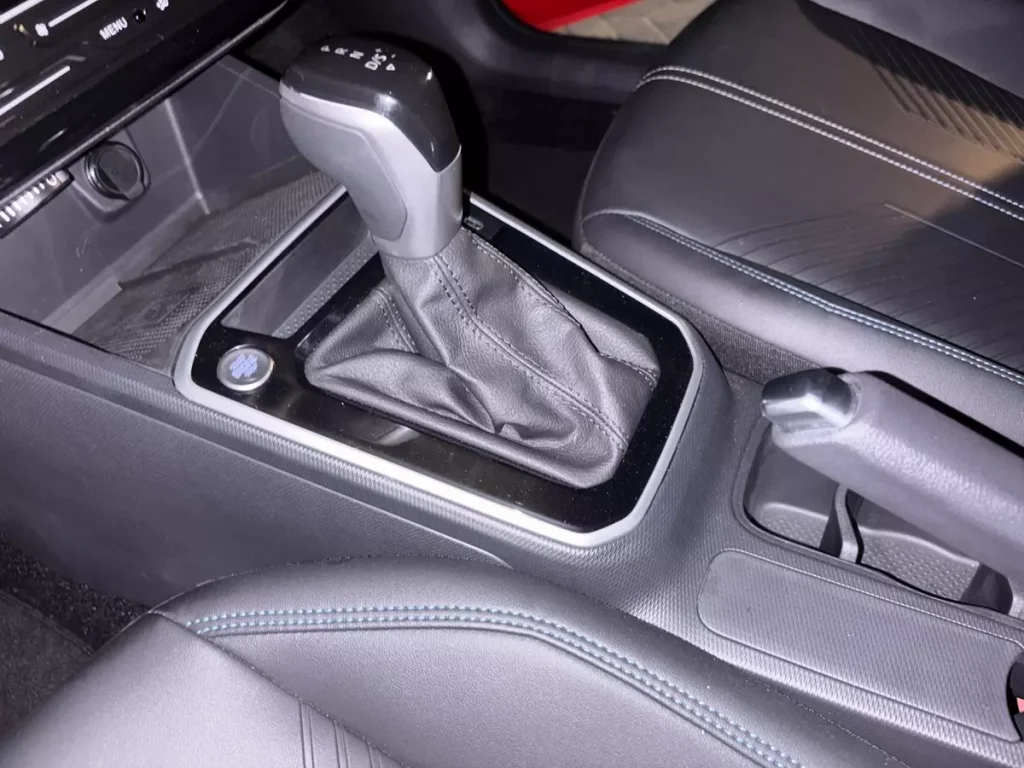 alavanca de câmbio do novo VW Tera High Outfit 170 TSI 2026