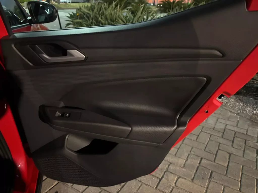 forro de porta traseiro esquerdo do novo VW Tera High Outfit 170 TSI 2026