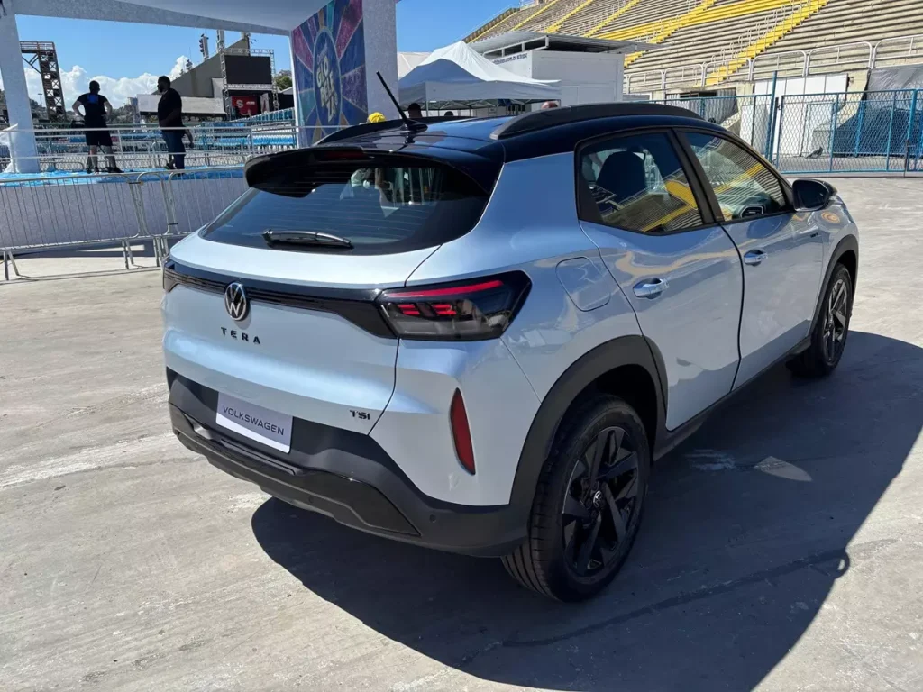 Novo VW Tera High Outfit 170 TSI 2026 de traseira na cor Prata Lunar