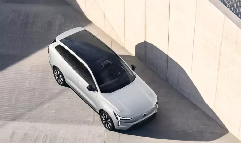 Volvo EX90 2025 na cor bege com vista do teto