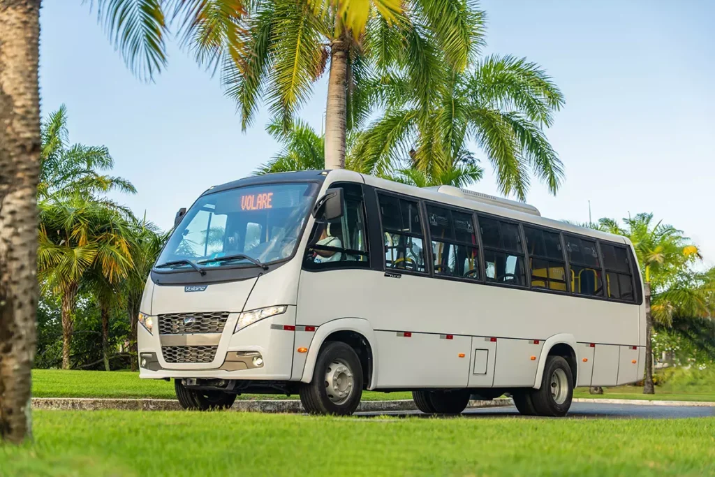 Volare micro-ônibus Fly 10 GNV de frente na cor branca