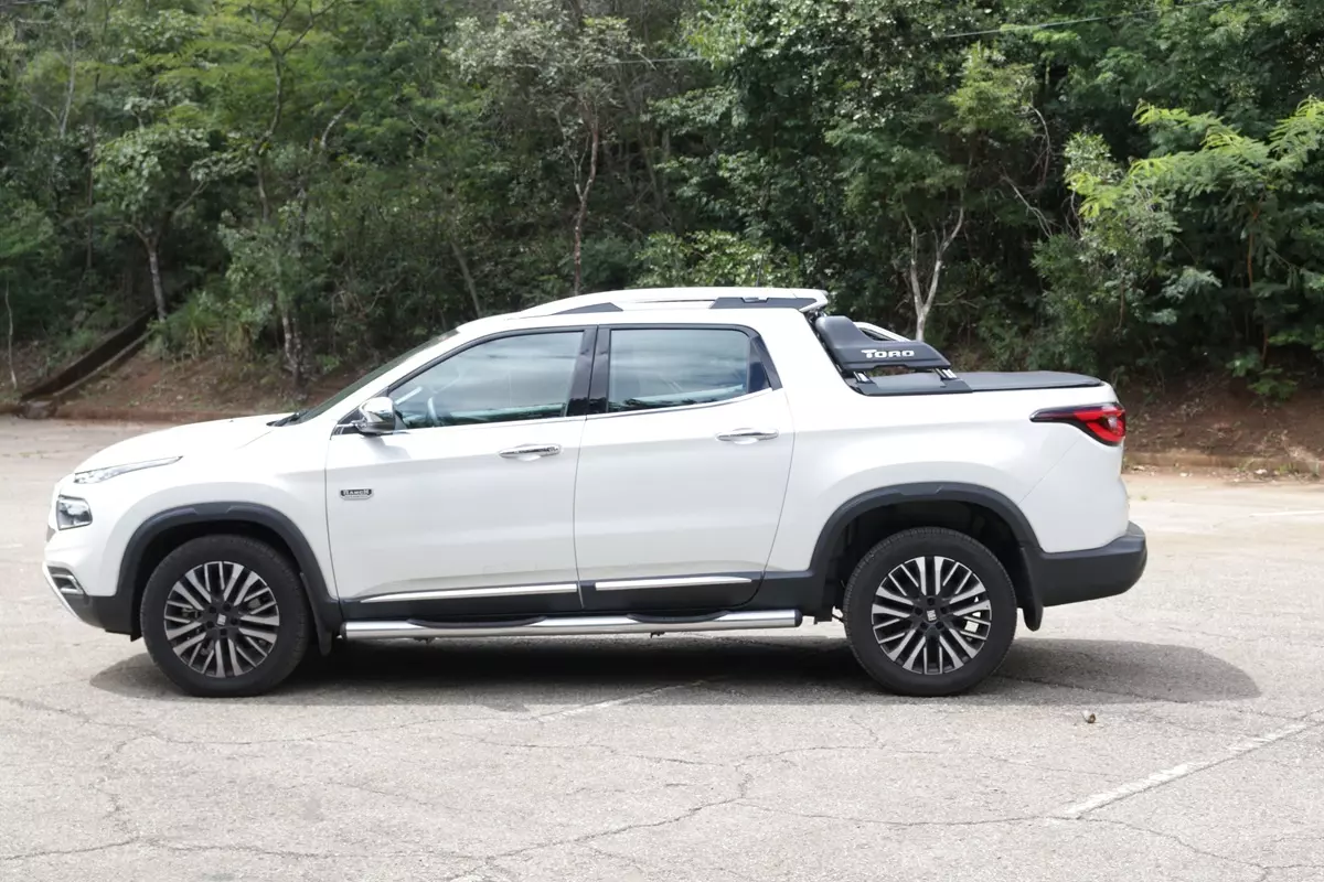 Fiat Toro Ranch 2.2 Turbodiesel 2025 de lado na cor branca
