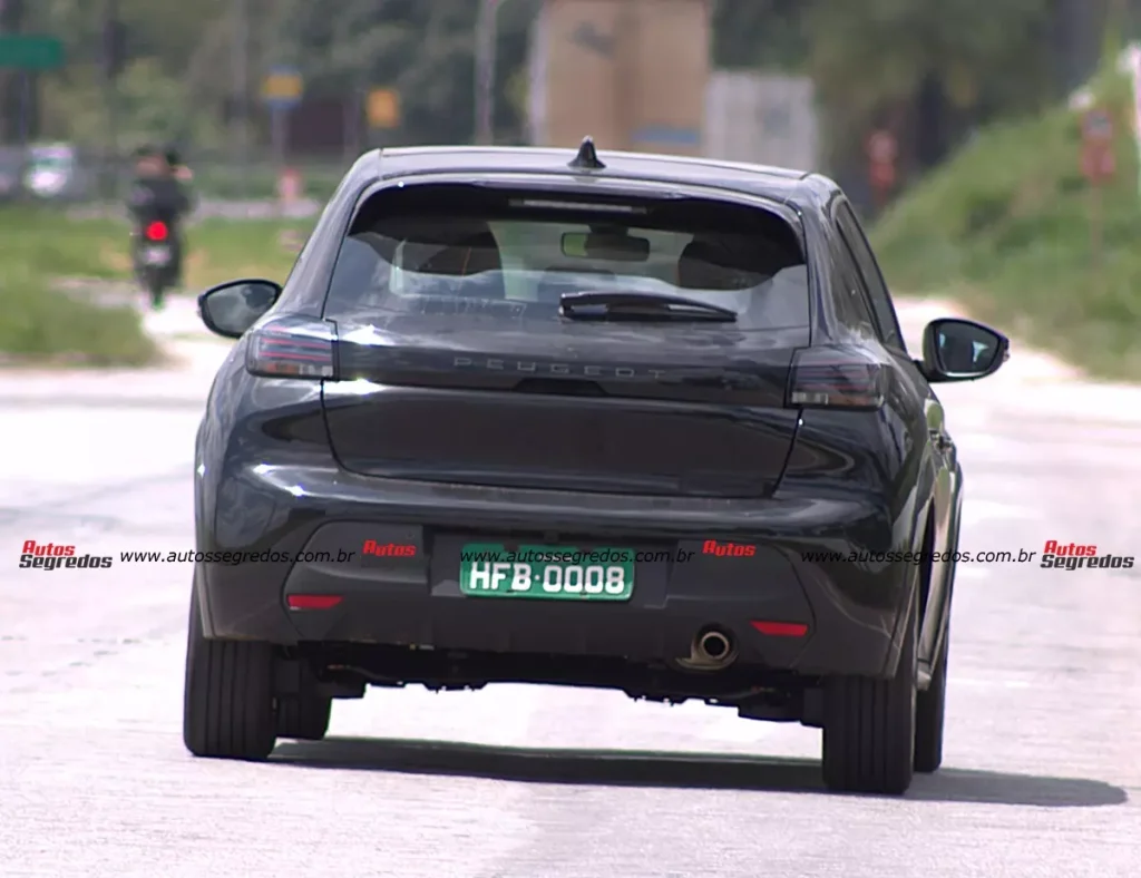 Flagra Peugeot 208 GT Hybrid 2026 