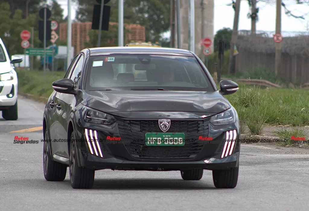 Flagra Peugeot 208 GT Hybrid 2026 